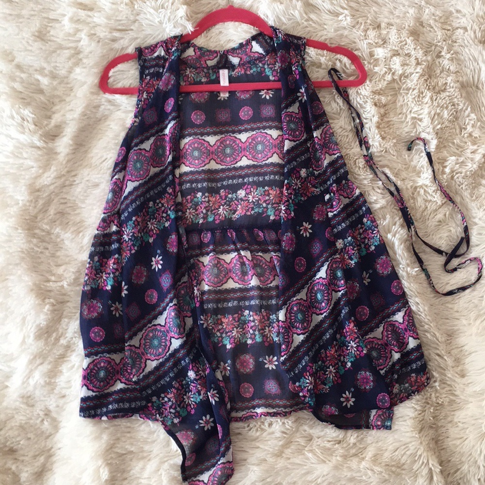{Xhilaration} Flowy vest, with floral design.